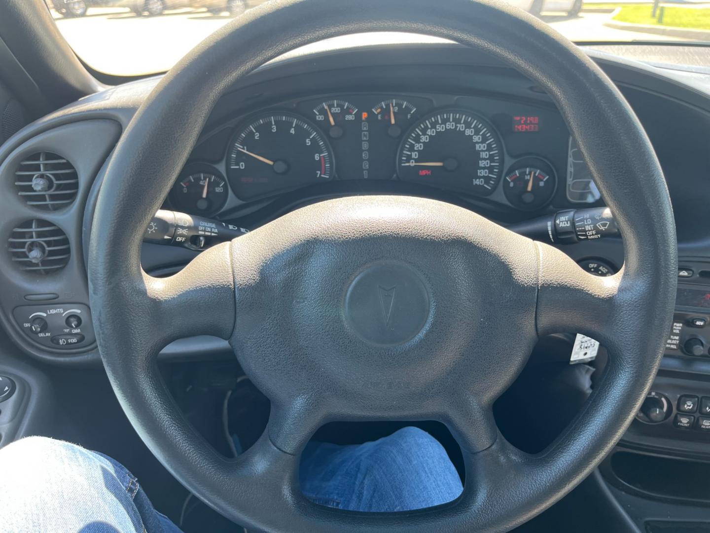 2005 SILVER /gray Pontiac Bonneville SE (1G2HX52K45U) with an 3.8L V6 OHV 12V engine, 4-Speed Automatic Overdrive transmission, located at 14700 Tomball Parkway 249, Houston, TX, 77086, (281) 444-2200, 29.928619, -95.504074 - Photo#15